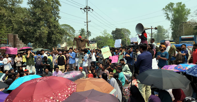 ধর্ষণের বিচারের দাবিতে ঢাকা-রাজশাহী মহাসড়ক অবরোধ রাবি শিক্ষার্থীদের